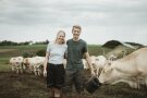 Maria und Johann Kirchfeld beim Füttern der Rinder.