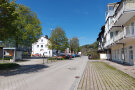 Eine Straße mit Gebäuden auf beiden Seiten