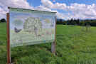 Die neue Infotafel auf der Wiese