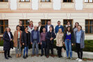 Gruppenbild der Teilnehmer des Netzwerktreffens vor der Schule der Dorf- und Landentwicklung Thierhaupten