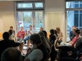 Studierende bei einer Diskussion im lockeren Sitzkreis.