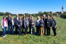 Gruppenbild der Mitglieder der Landeskommission auf einer Wiese