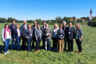 Gruppenbild der Mitglieder der Landeskommission auf einer Wiese