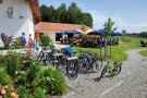 Garten mit Fahrradständer und Wiese