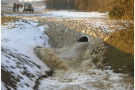 Bild von einem Tunnel, durch den bei Hochwasser viel Wasser fließt.