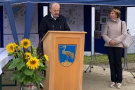 1. Bürgermeister der Gemeinde Kranzberg Hermann Hammerl bei seiner Eröffnungsrede neben ihm steht Freisings stellv. Landrätin Anita Meinelt.