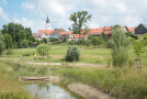 Weiher mit Dorf und Kirche