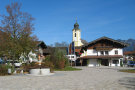 Der Dorfplatz in Schleching mit dem Rathaus