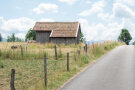 Weidelandschaft mit Hütte und Bäumen