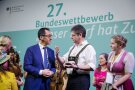 Bundeslandwirtschaftsminister Cem Özdemir gratuliert einem Bürger