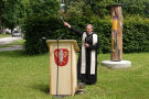 Abt Barnabas Bögle segnet die Skulptur