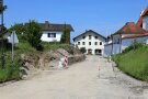 Ein Bild von einer aufgerissenen Straße in der Ortsmitte.