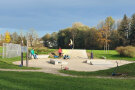 Kinder mit Skatebords in einem Skatepark