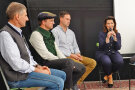 Frau Staatsministerin Michaela Kaniber bei der Diskussion mit Landwirten.