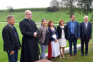 v.l.n.r. Altbürgermeister Albert Hadersbeck, Pfarrer Sebastian Schmidt, Monika Hirl, Kathrin Högg, Gudrun Dietz-Hofmann (Landschaftsarchitektin), Bürgermeister Andreas Kögl und Pfarrer Siegfried Beyrer