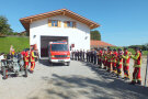 Feuerwehrmänner stehen Spalier vor der neuen Fahrzeughalle