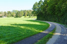 Spurbahnweg neben einem Feld