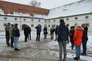 Eine Gruppe von Referendaren bekommt eine Führung durch das Kloster Benediktbeuern. 