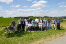 Gruppenfoto der Besuchergruppe aus Malaysia in bayerischer Landschaft.