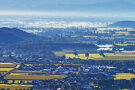 Im Vordergrund der Ort Westerham im Hintergrund das Bergpanorama