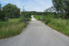 Die erneuerte Brücke mit Straße zwischen Feldern