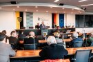 Stiftungsdirektor Karl Freller unterzeichnet die Übergabe.