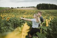 Maria und Johann Kirchfeld im Sonnenblumenfeld.