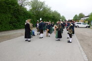 Die Blaskapelle stellt sich zum Festzug auf. 