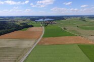 Bild mit Drohne von oben vom Abtsdorfer See und der umliegenden Landschaft. 