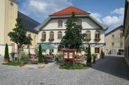 Das Wirtshaus von außen mit Biergarten.