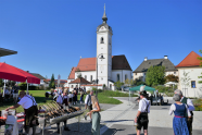 Szene mit Personen anlässlich der Einweihung eines Dorfplatzes