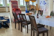 Tisch mit Stühlen und Getränkeflaschen