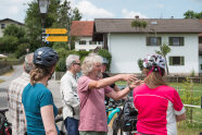 Ein Mann erklärt etwas und steht in der Mitte der Gruppe. 