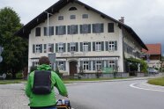 Radfahrer vor dem großen Gasthaus „Zur Post“