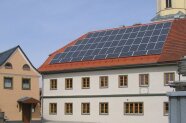 Das Haus des Kirchenwirts von der Seite mit Blick auf die PV-Anlage