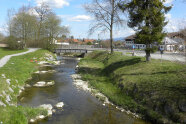 Blick auf den Bach und den neuen Steg