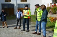 Gruppe von Personen in einem Innenhof