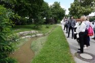 Ein Projektleiter erklärt einer Gruppe Dorferneuerungsmaßnahmen