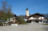 Blick auf den Dorfplatz in Schleching