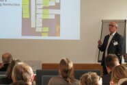 Der Amtsleiter vor Publikum