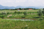 Ein Rückhaltebecken in der Landschaft