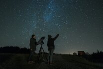 Zwei Sternenforscher beobachten den Sternenhimmel