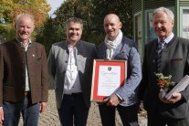 Die beiden Altbürgermeister Johann Waldhutter (ganz links) und Hans Eschlberger (ganz rechts) hatten die Ehre gemeinsam mit dem Dritten Bürgermeister Martin Strobl den „Gemeindetaler“ an Peter Höcherl zu überreichen.