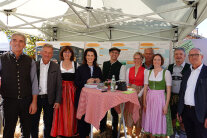 Staatsministerin Michaela Kaniber mit den Bürgermeistern und der Bürgermeisterin der Region am Stand der ILE Rupertiwinkel.  