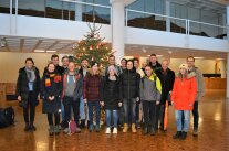 Die Teilnehmer der Exkursion vor dem Christbaum im Foyer des ALE Oberbayern
