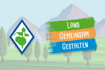 Zwei Logos nebeneinander auf einem Berghintergrund: Eine Raute für das ALE und ein buntes fahnenähnliches Logo für Land.Gemeinsam.Gestalten. 