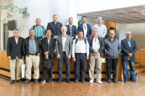 Eine Gruppe mit mehreren Personen aus Malaysia steht für ein Gruppenbild im Foyer des Amtes für Ländliche Entwicklung Oberbayern.