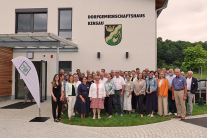 Die Teilnehmenden des Netzwerktreffens stehen vor dem  Dorfgemeinschaftshaus Kinsau