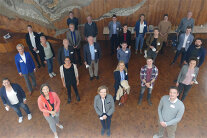 Gruppenfoto der Teilnehmer:innen und Referenten:innen des Netzwerktreffens