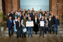 Die Preisträger des Dorfheim Fanni mit Saatsministerin Michaela Kaniber